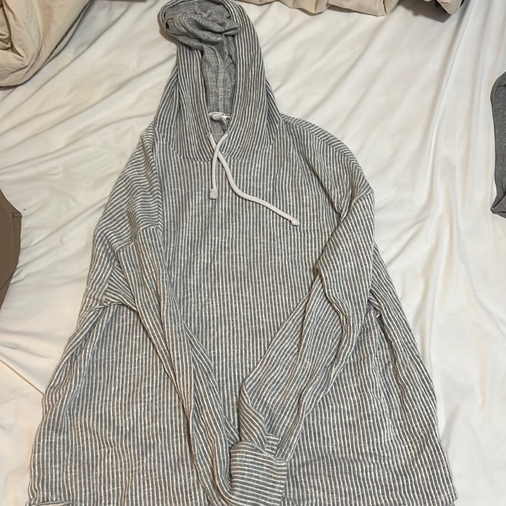 Long sleeve shirt w hood